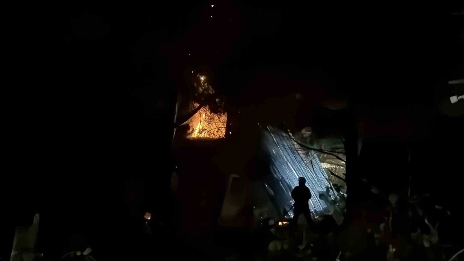 Arnavutköy Terkos’ta boşaltılan bungalov evler alev alev yandı
