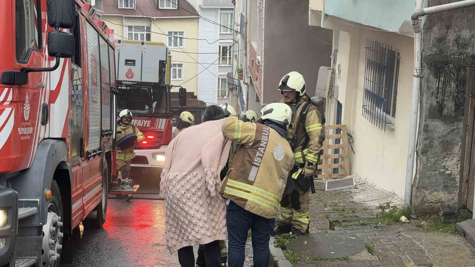 Arnavutköy’de 2 katlı evde korkutan yangın: 2 kişi dumandan etkilendi
