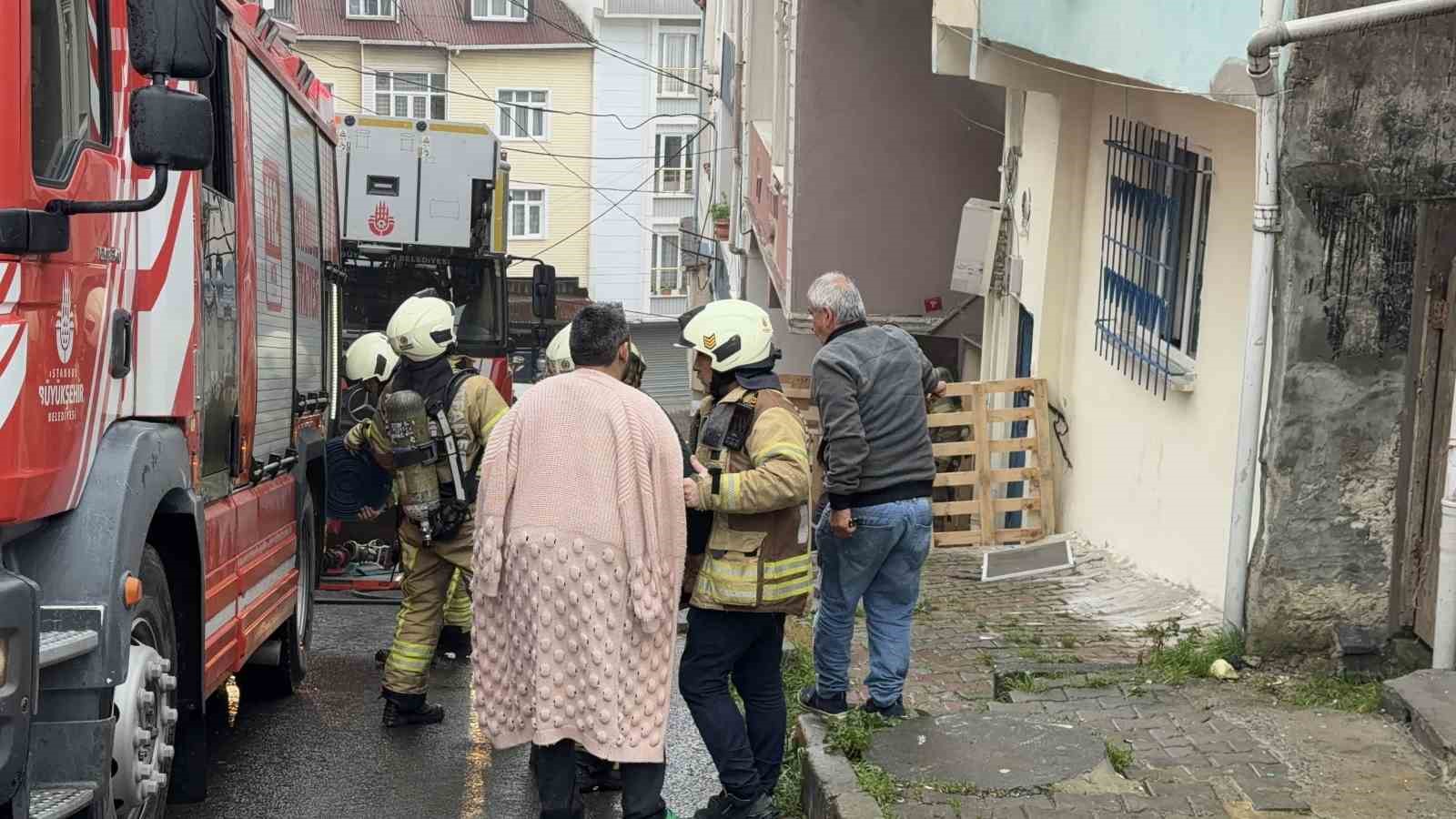 Arnavutköy’de 2 katlı evde korkutan yangın: 2 kişi dumandan etkilendi

