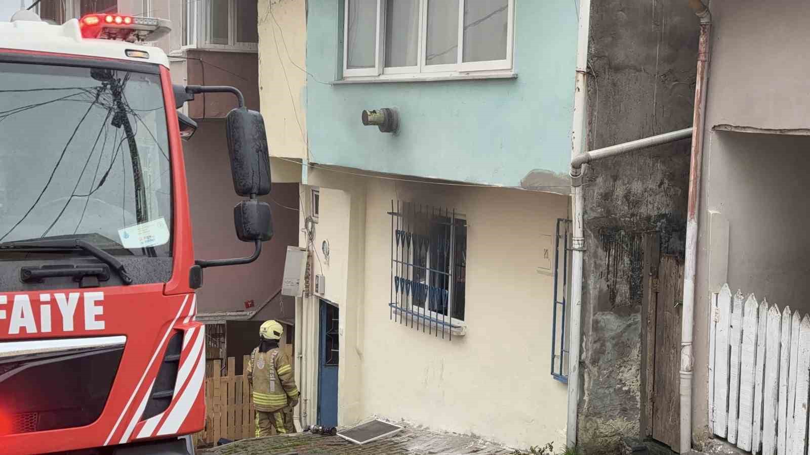 Arnavutköy’de 2 katlı evde korkutan yangın: 2 kişi dumandan etkilendi
