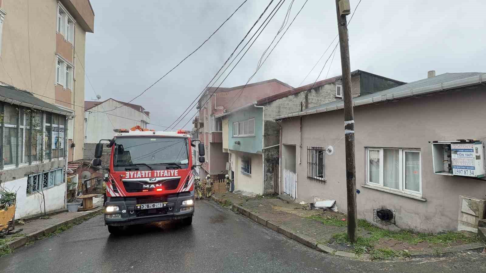 Arnavutköy’de 2 katlı evde korkutan yangın: 2 kişi dumandan etkilendi
