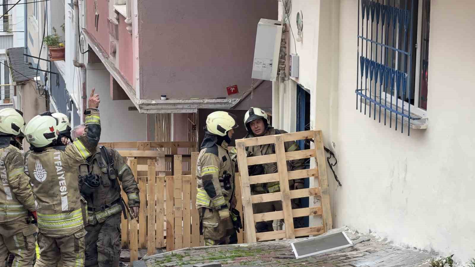 Arnavutköy’de 2 katlı evde korkutan yangın: 2 kişi dumandan etkilendi
