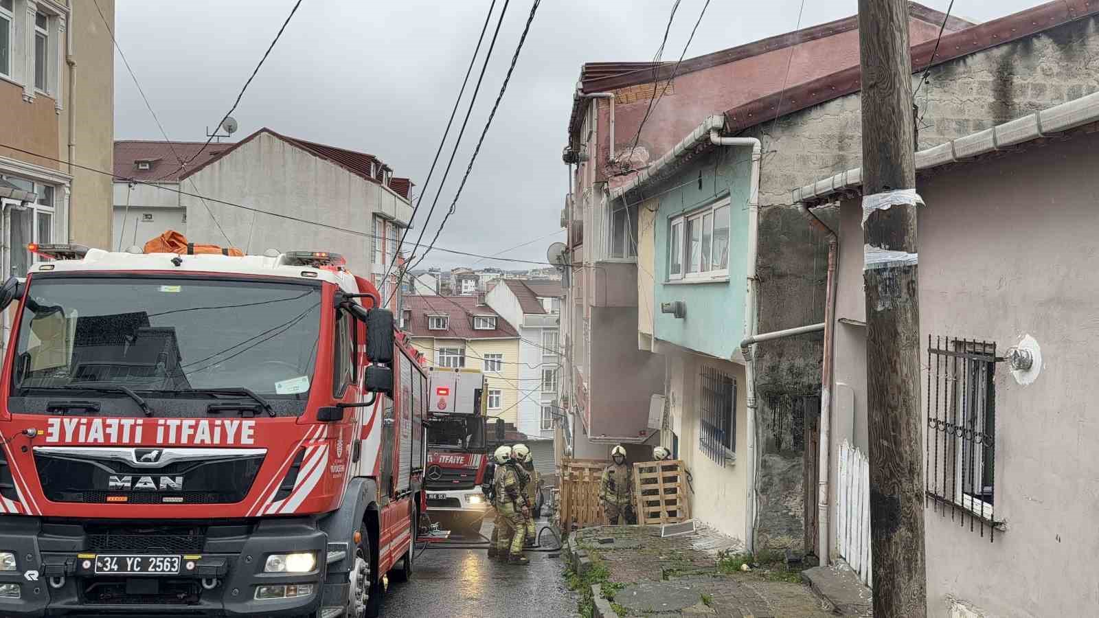 Arnavutköy’de 2 katlı evde korkutan yangın: 2 kişi dumandan etkilendi
