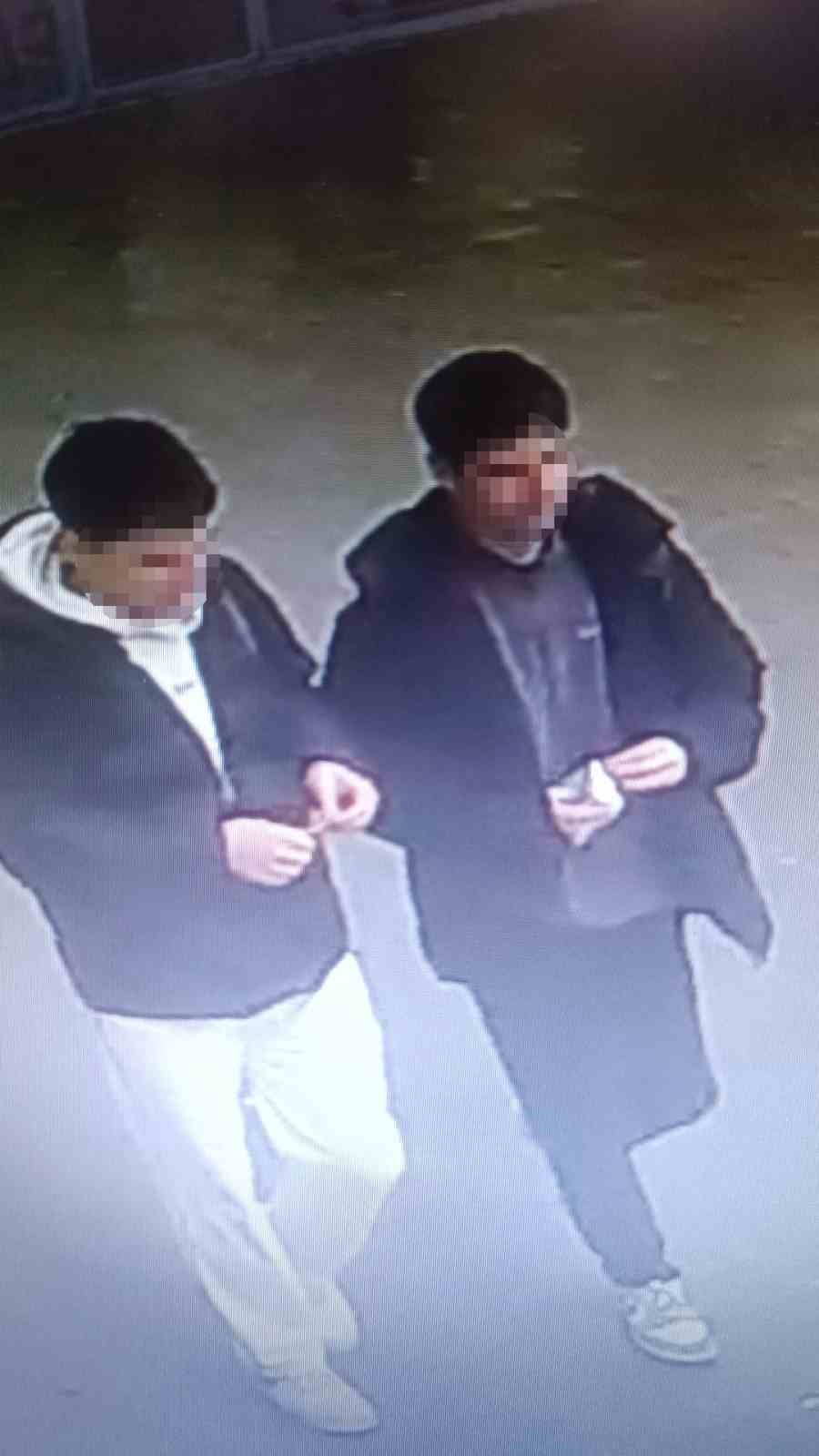 Arnavutköy’de AVM’de parfüm hırsızlığı kamerada
