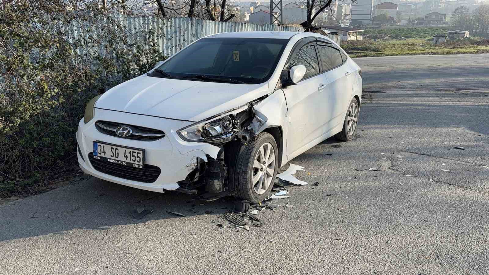 Arnavutköy’de başıboş at otomobillere çarptı: 2 araç hasar aldı
