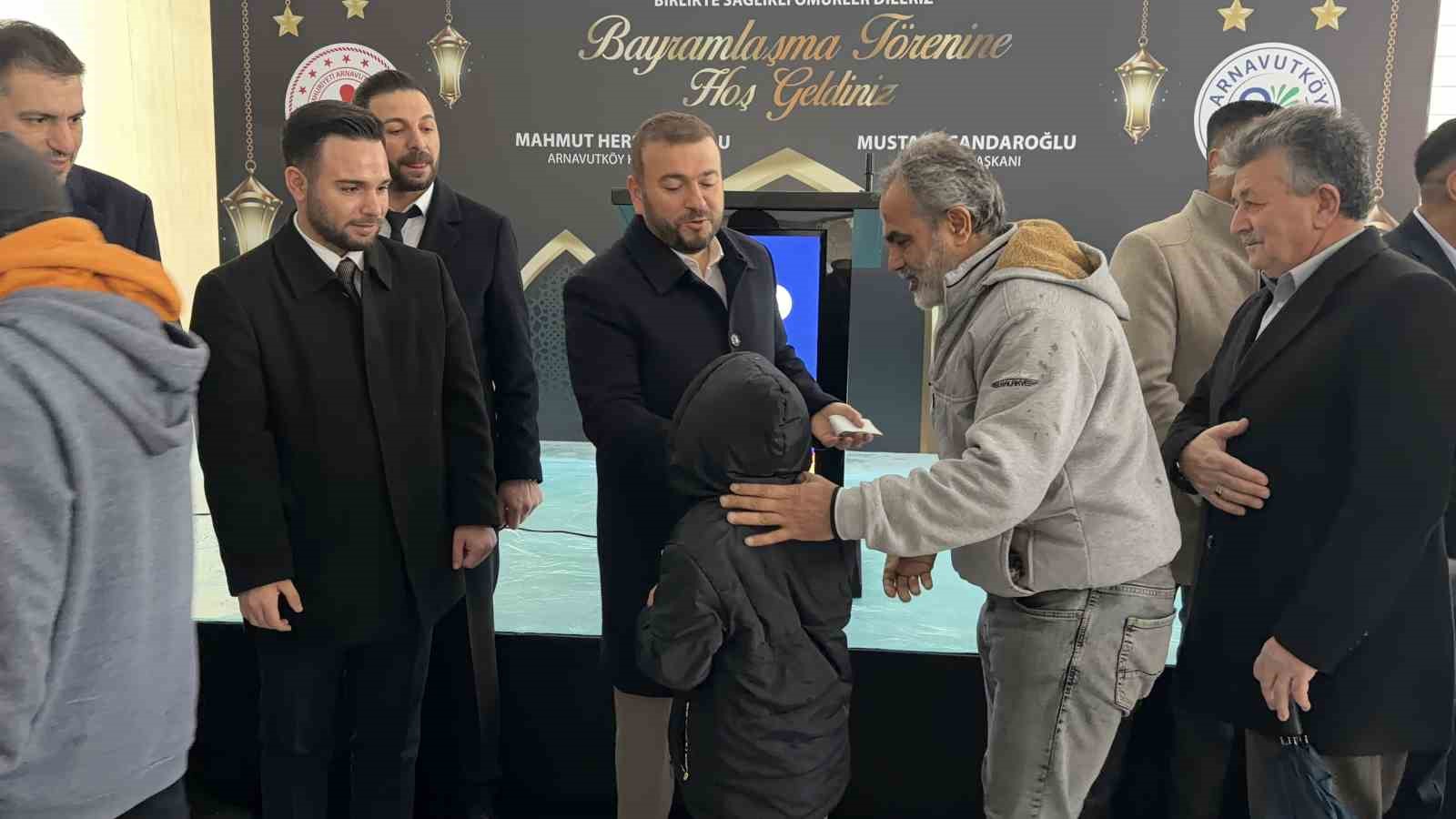 Arnavutköy’de bayram namazı sonrası ilçe protokolü vatandaşlarla bayramlaştı
