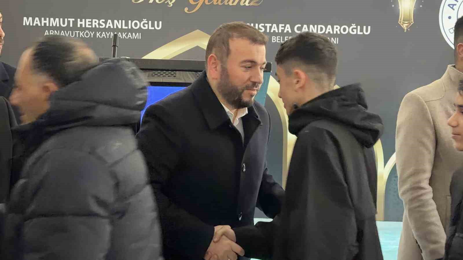 Arnavutköy’de bayram namazı sonrası ilçe protokolü vatandaşlarla bayramlaştı
