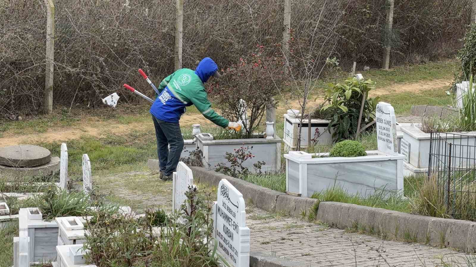 Arnavutköy’de bayram öncesi mezarlıklar temizlenerek ziyarete hazır hale getirildi
