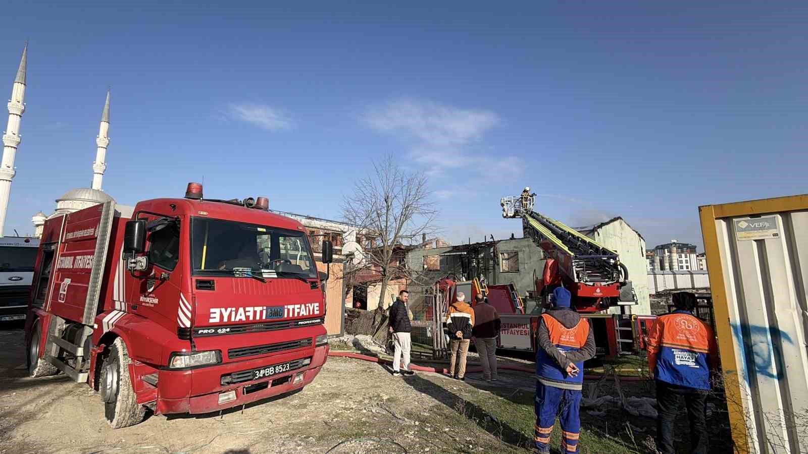 Arnavutköy’de boş binanın çatısı alevlere teslim oldu
