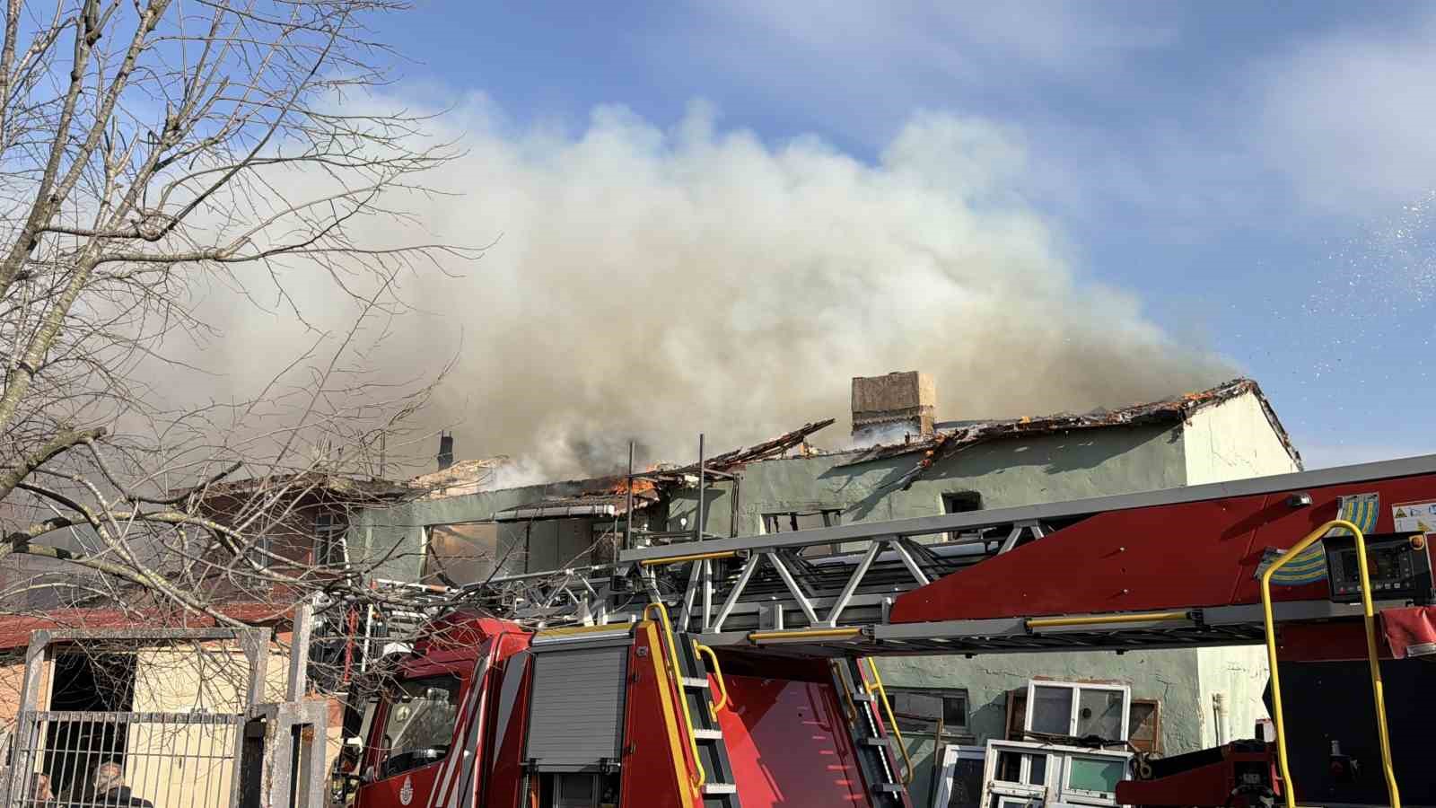 Arnavutköy’de boş binanın çatısı alevlere teslim oldu
