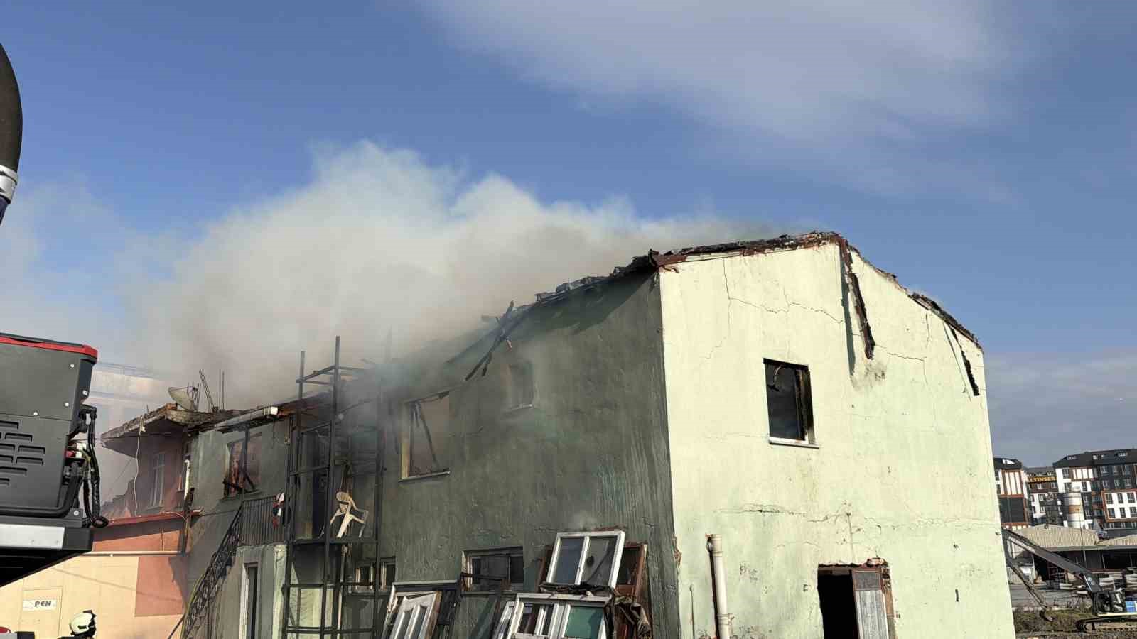 Arnavutköy’de boş binanın çatısı alevlere teslim oldu

