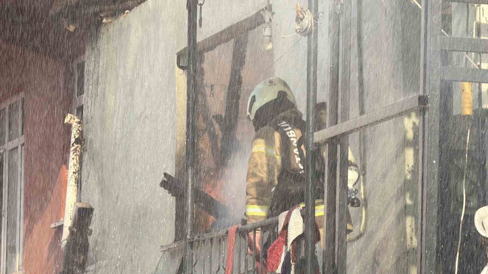 Arnavutköy’de boş binanın çatısı alevlere teslim oldu
