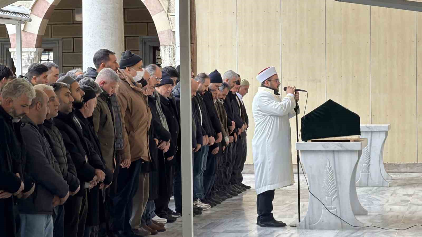 Arnavutköy’de cami avlusunda vurulan yaşlı adam son yolculuğuna uğurlandı
