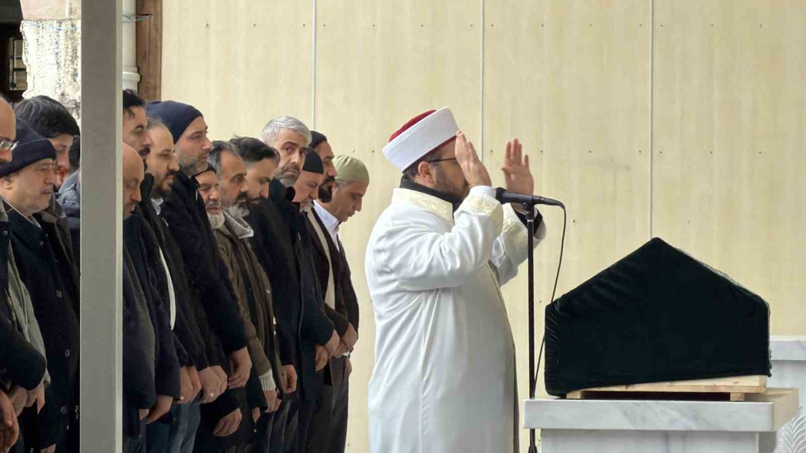 Arnavutköy’de cami avlusunda vurulan yaşlı adam son yolculuğuna uğurlandı
