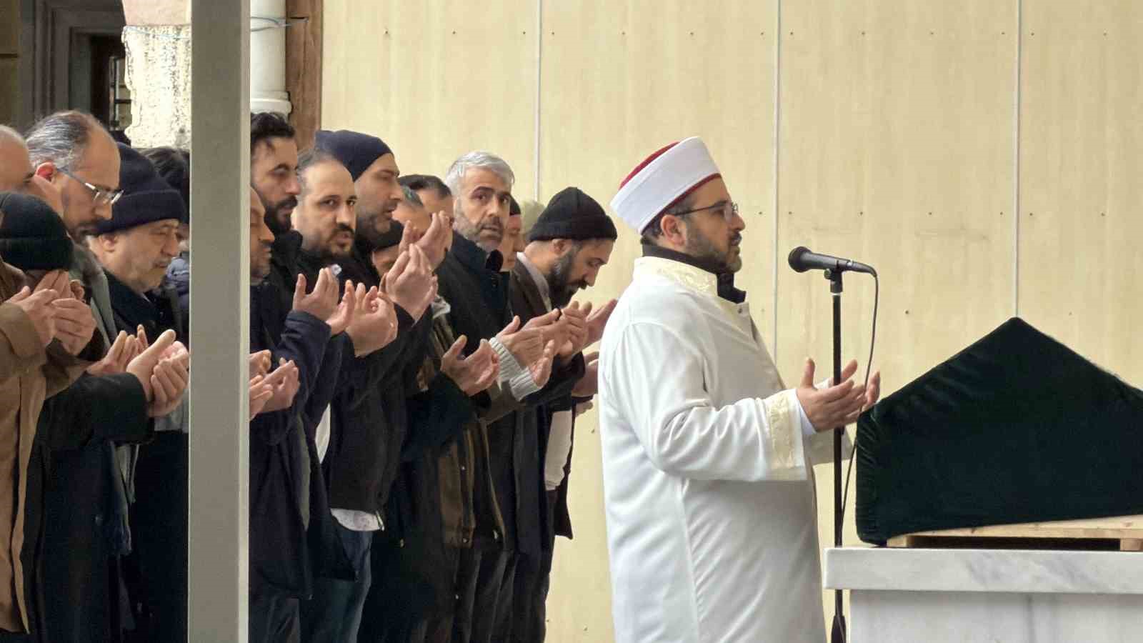 Arnavutköy’de cami avlusunda vurulan yaşlı adam son yolculuğuna uğurlandı
