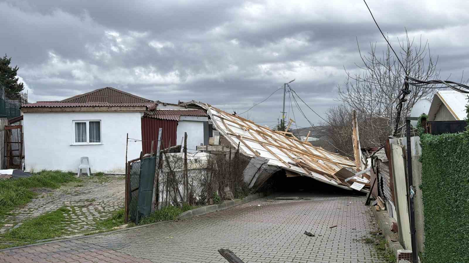 Arnavutköy’de çatı 30 metre uçarak başka evin üzerine düştü
