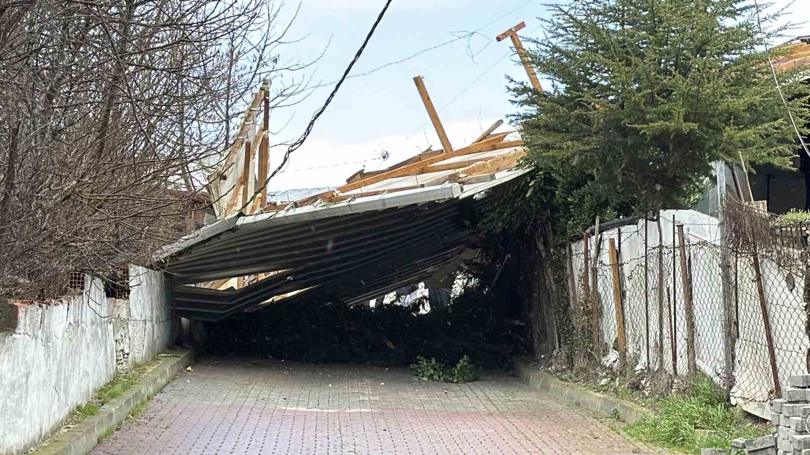 Arnavutköy’de çatı 30 metre uçarak başka evin üzerine düştü
