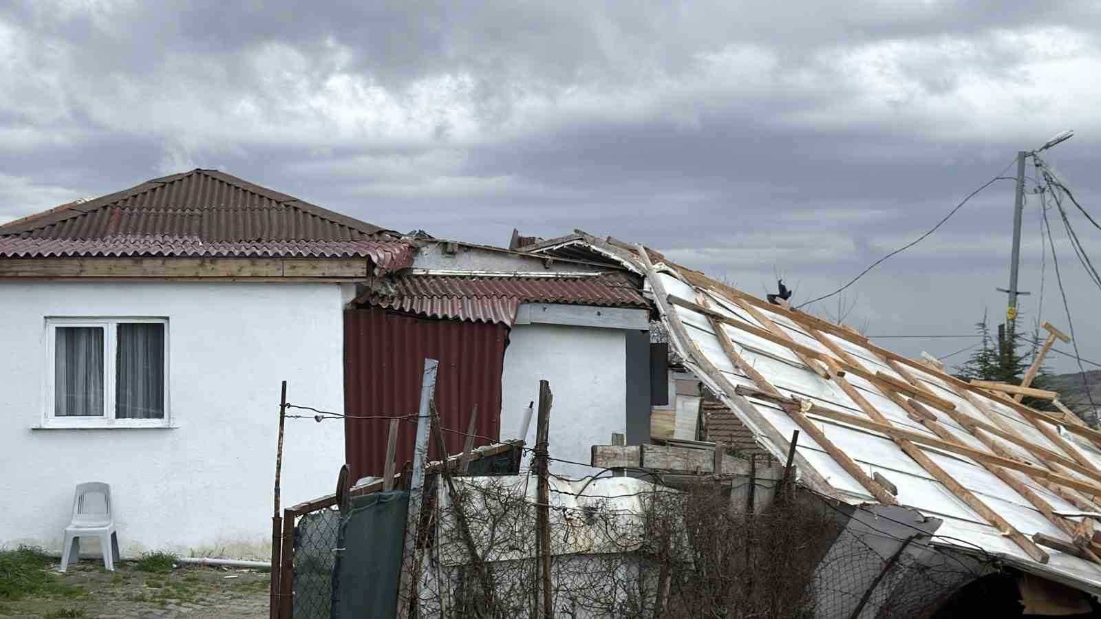 Arnavutköy’de çatı 30 metre uçarak başka evin üzerine düştü
