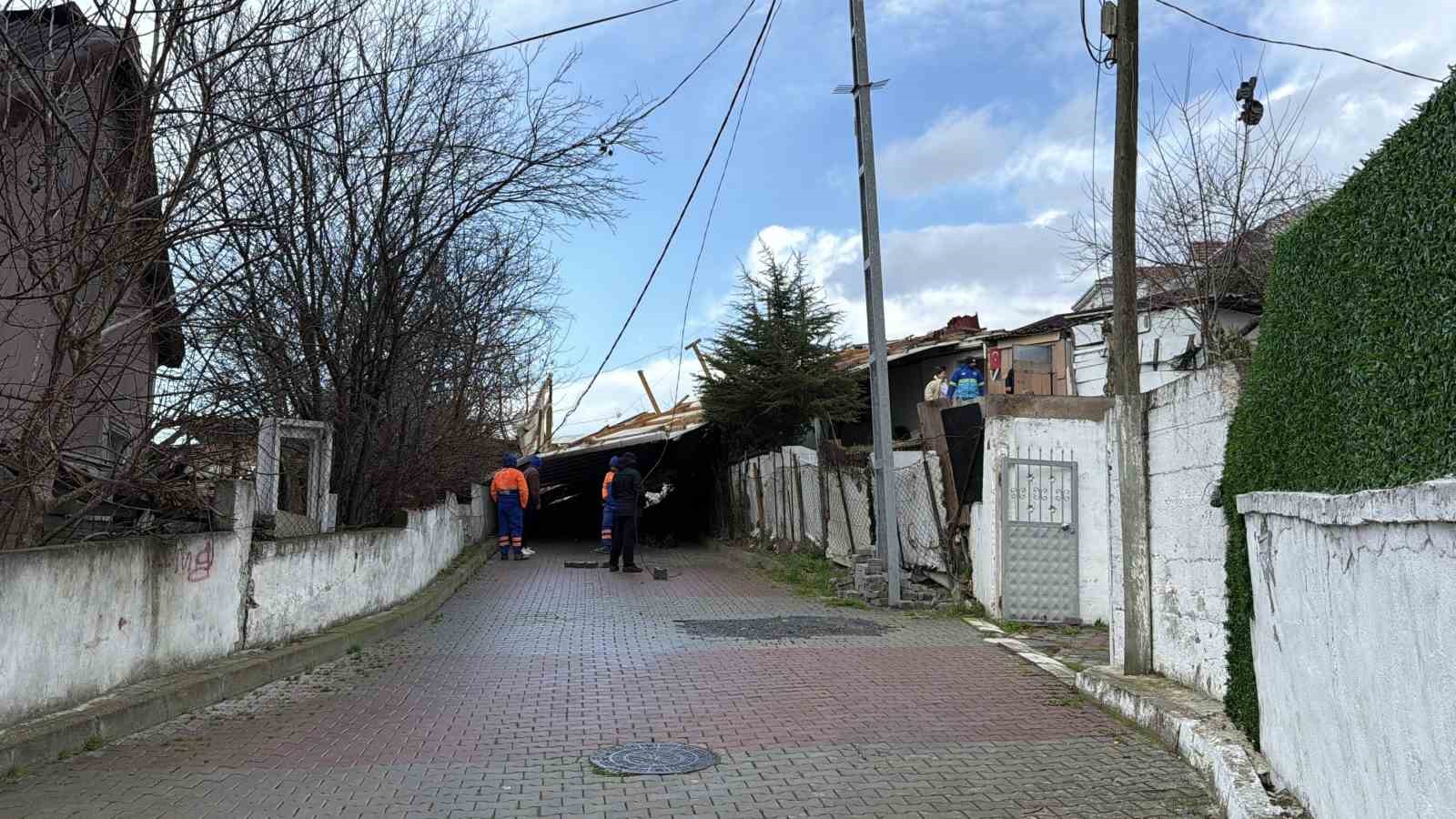 Arnavutköy’de çatı 30 metre uçarak başka evin üzerine düştü
