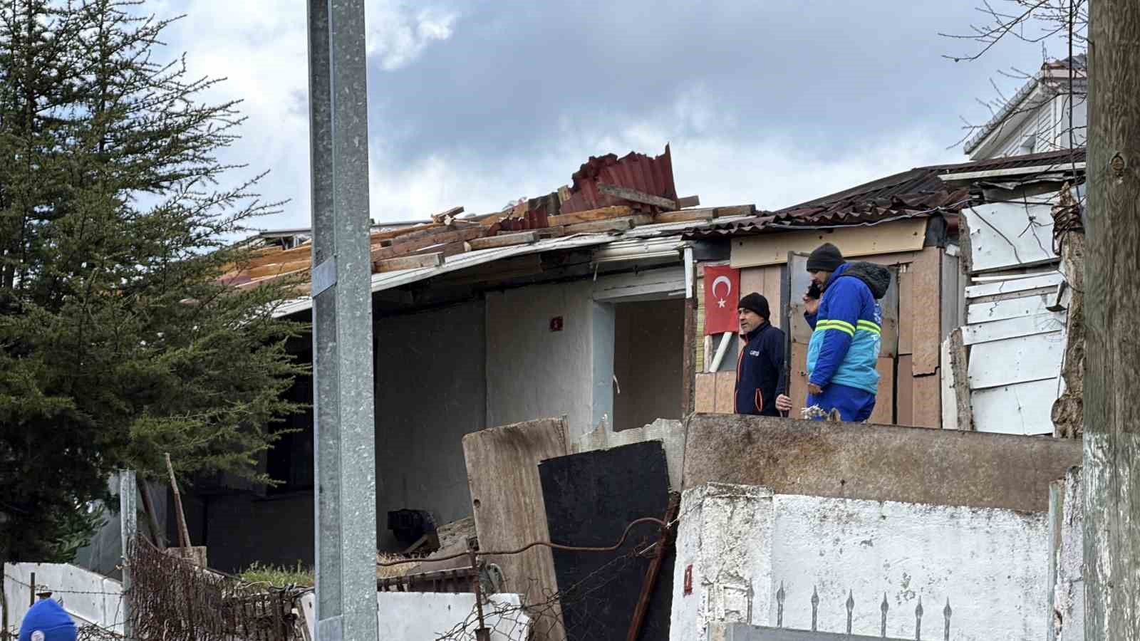 Arnavutköy’de çatı 30 metre uçarak başka evin üzerine düştü
