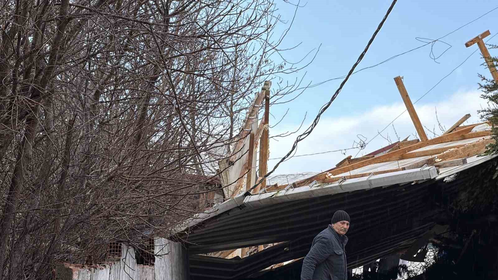 Arnavutköy’de çatı 30 metre uçarak başka evin üzerine düştü
