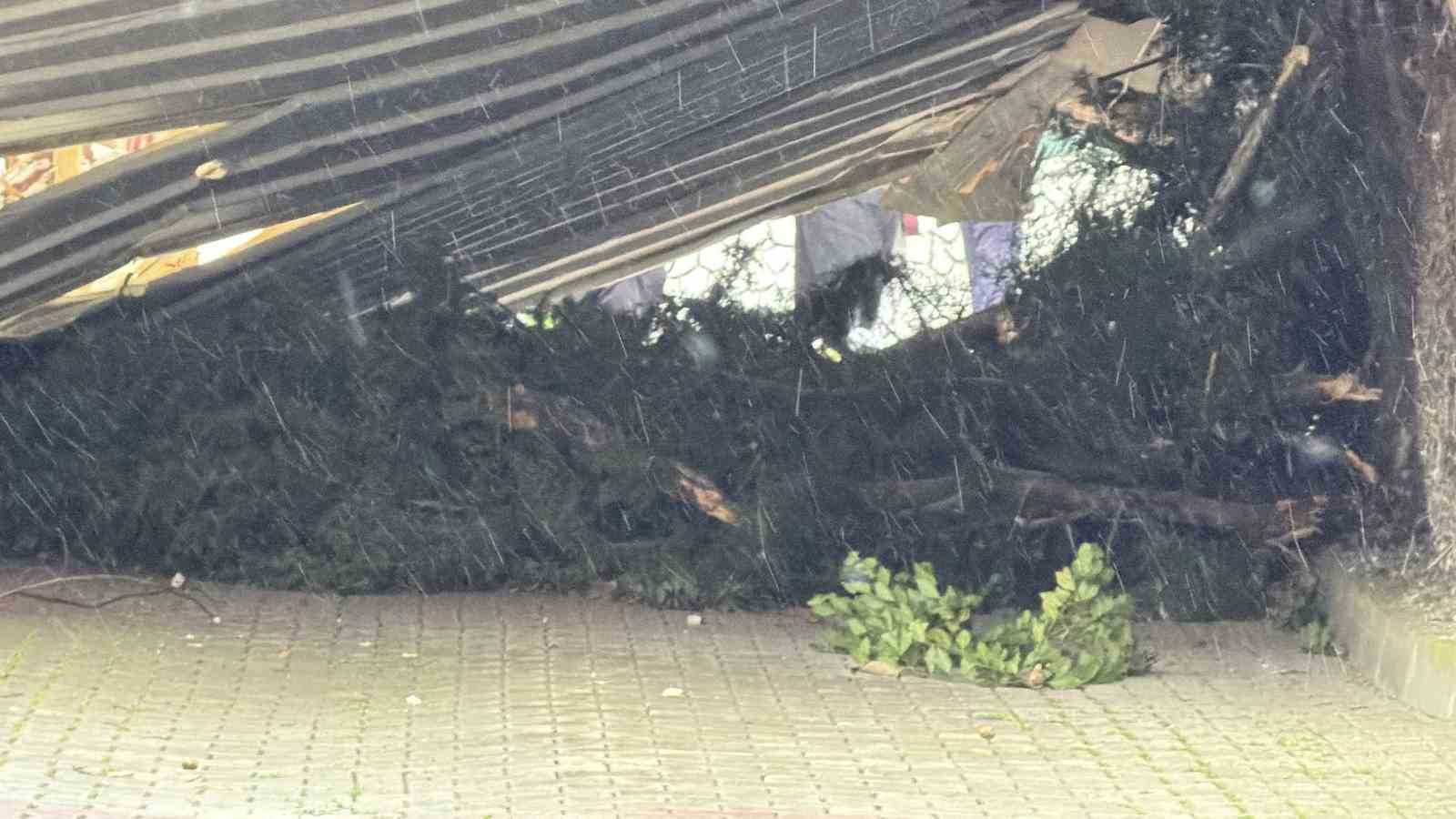 Arnavutköy’de çatı 30 metre uçarak başka evin üzerine düştü
