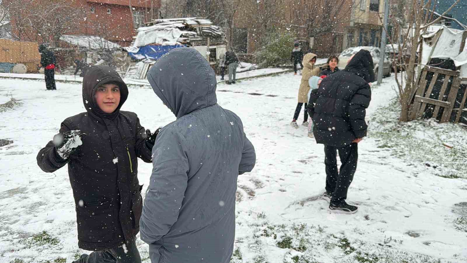 Arnavutköy’de çocuklar kar topu oynayarak tatilin tadını doyasıya çıkardı
