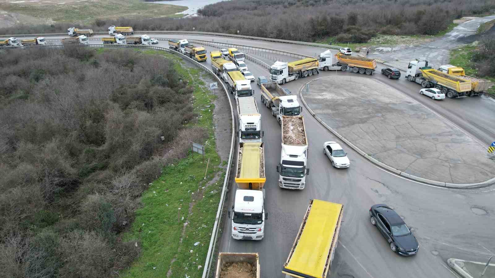 Arnavutköy’de döküm sahası yolunda kilometrelerce hafriyat kuyruğu
