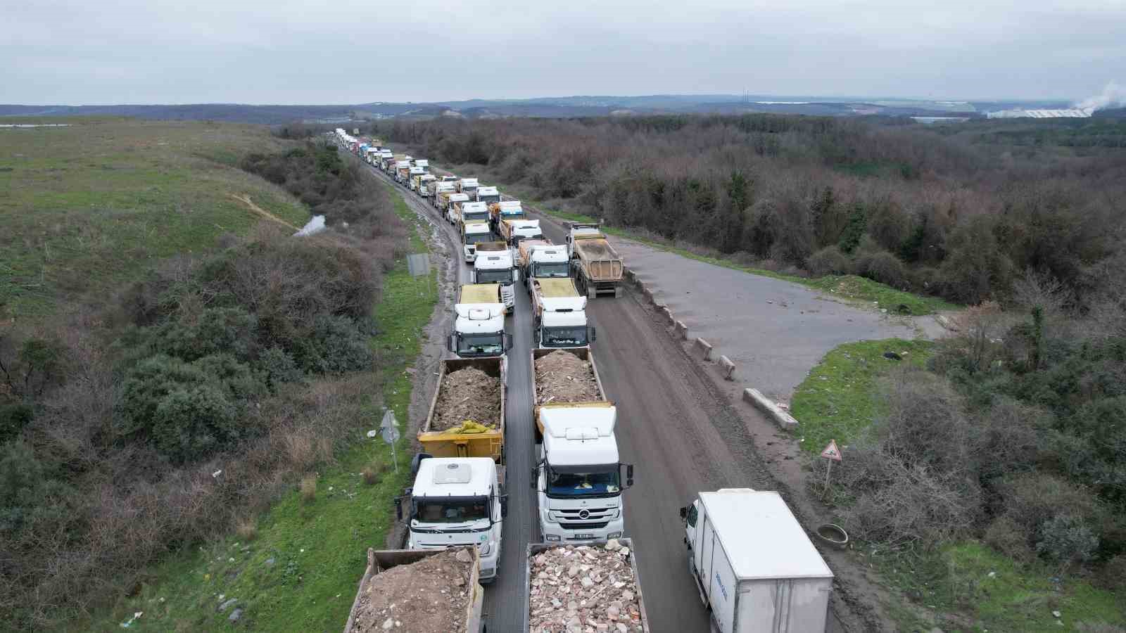 Arnavutköy’de döküm sahası yolunda kilometrelerce hafriyat kuyruğu
