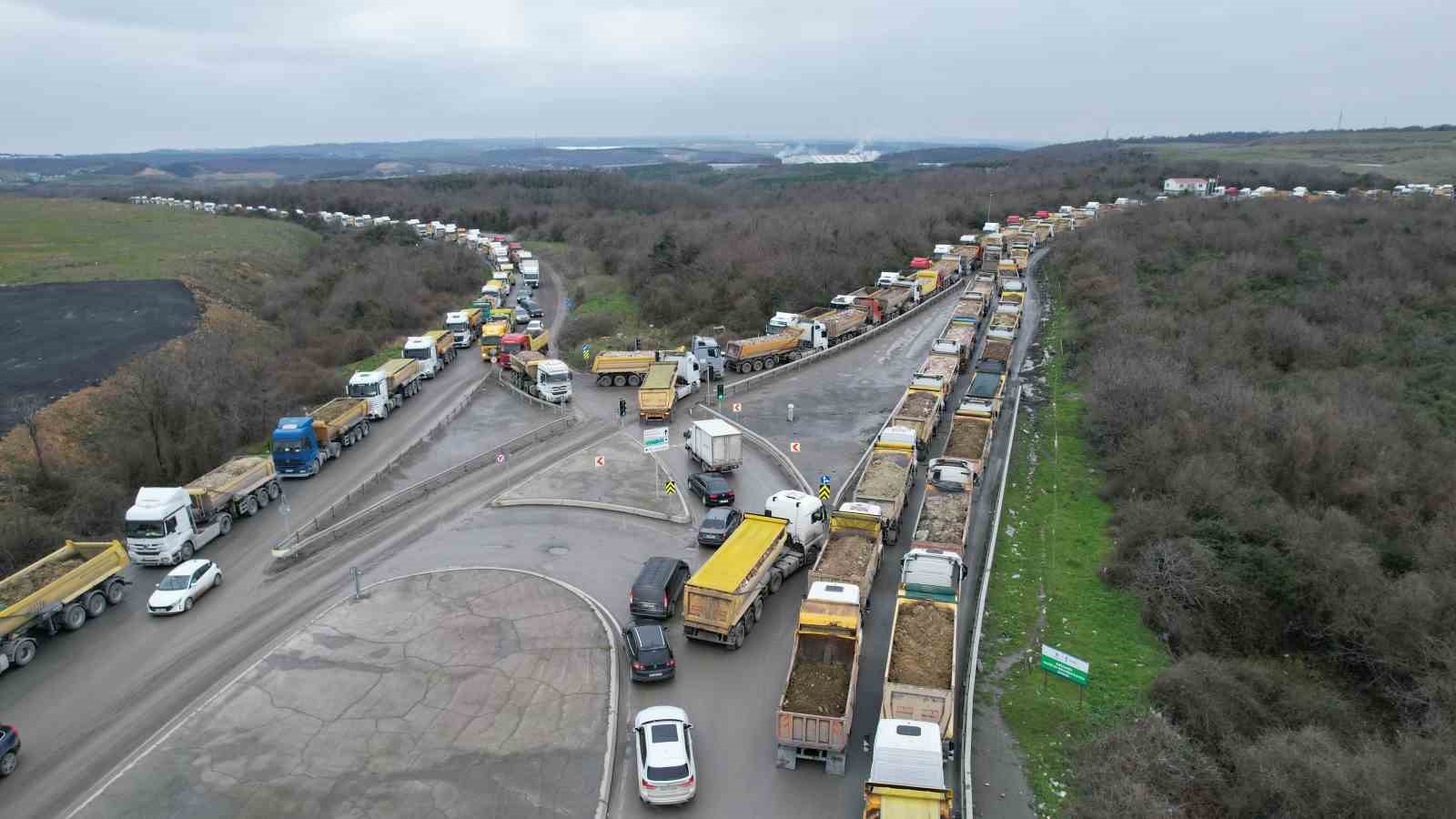 Arnavutköy’de döküm sahası yolunda kilometrelerce hafriyat kuyruğu
