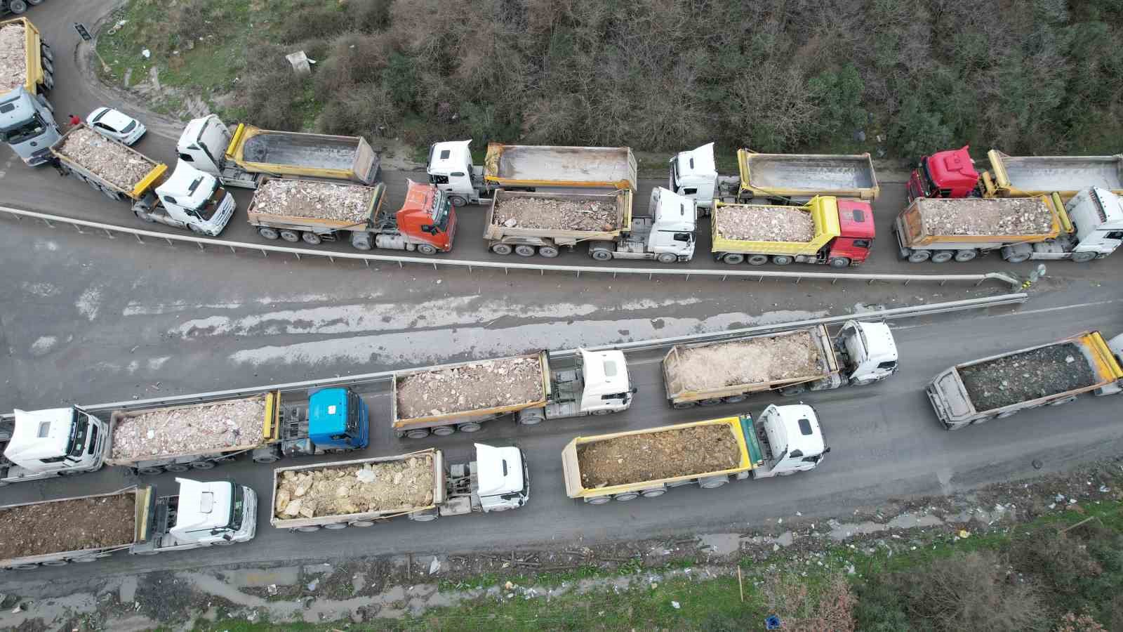 Arnavutköy’de döküm sahası yolunda kilometrelerce hafriyat kuyruğu
