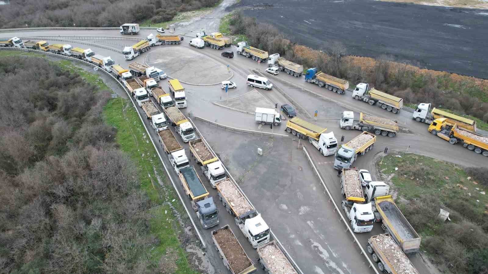 Arnavutköy’de döküm sahası yolunda kilometrelerce hafriyat kuyruğu
