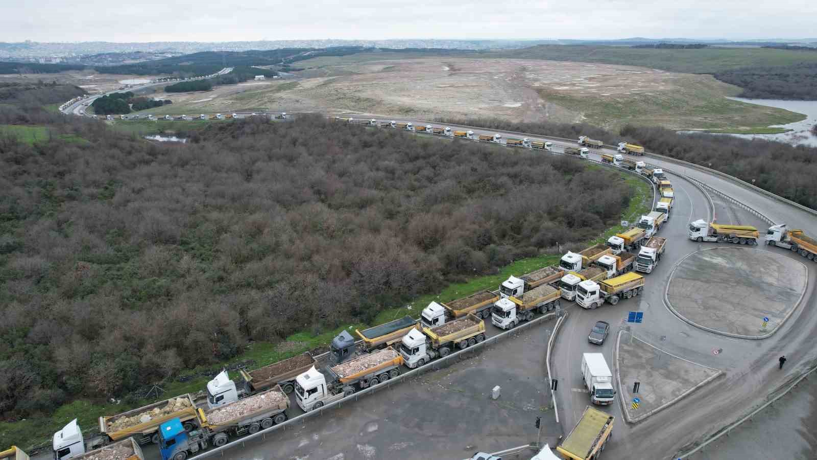 Arnavutköy’de döküm sahası yolunda kilometrelerce hafriyat kuyruğu
