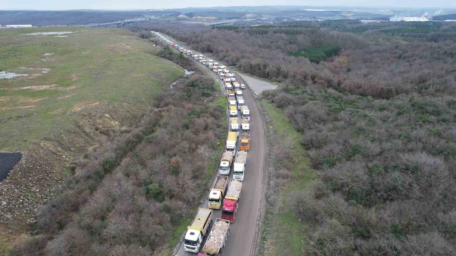 Arnavutköy’de döküm sahası yolunda kilometrelerce hafriyat kuyruğu

