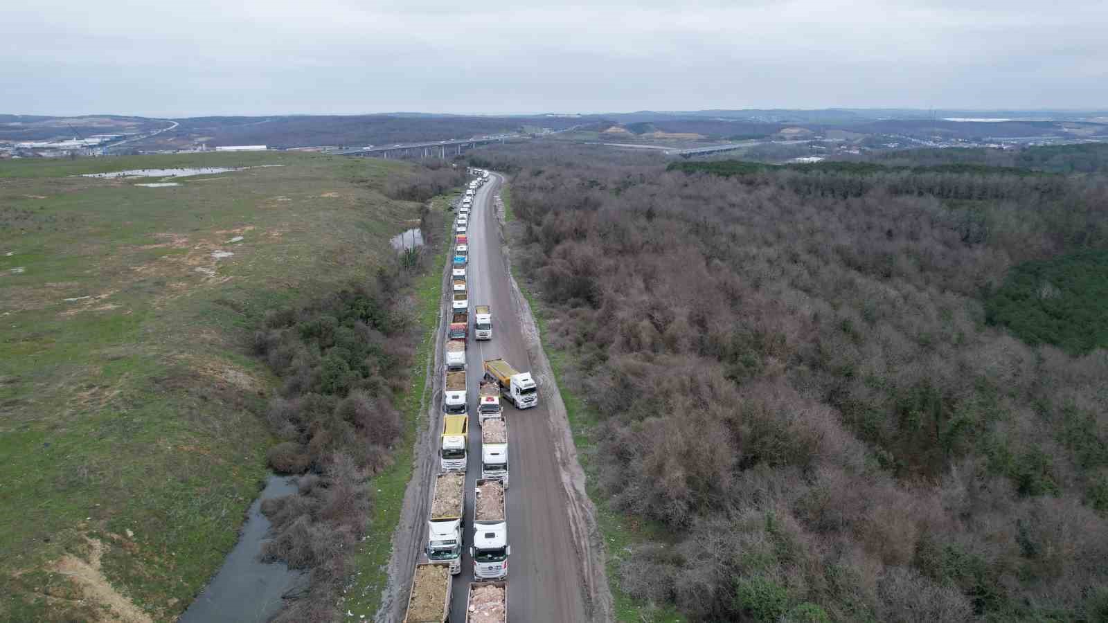 Arnavutköy’de döküm sahası yolunda kilometrelerce hafriyat kuyruğu

