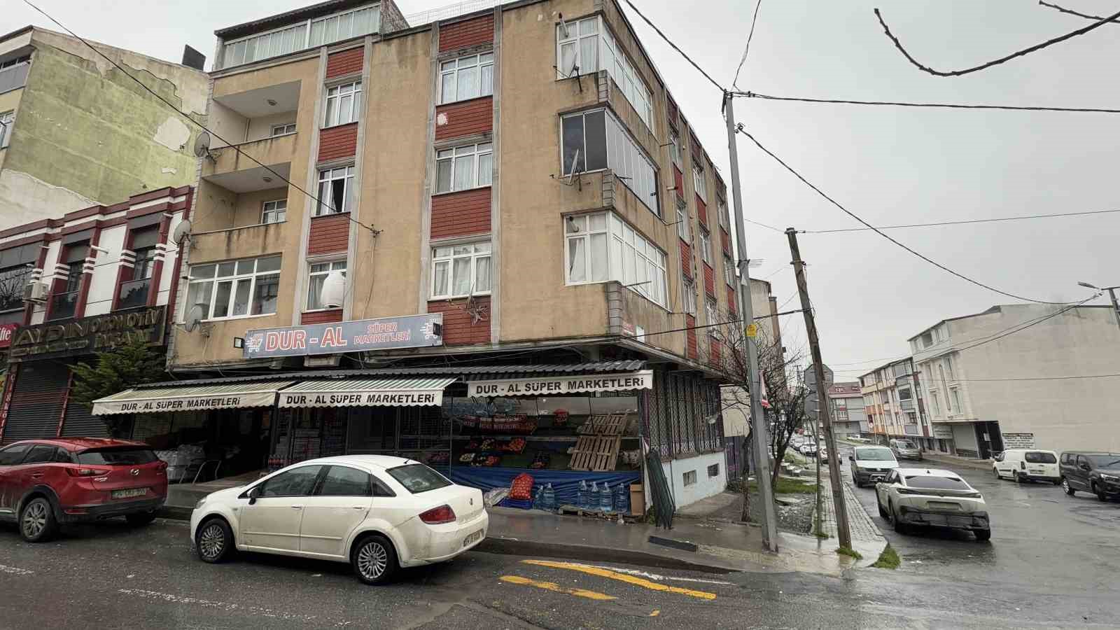 Arnavutköy’de eşini çocuklarının gözü önünde bıçakladı
