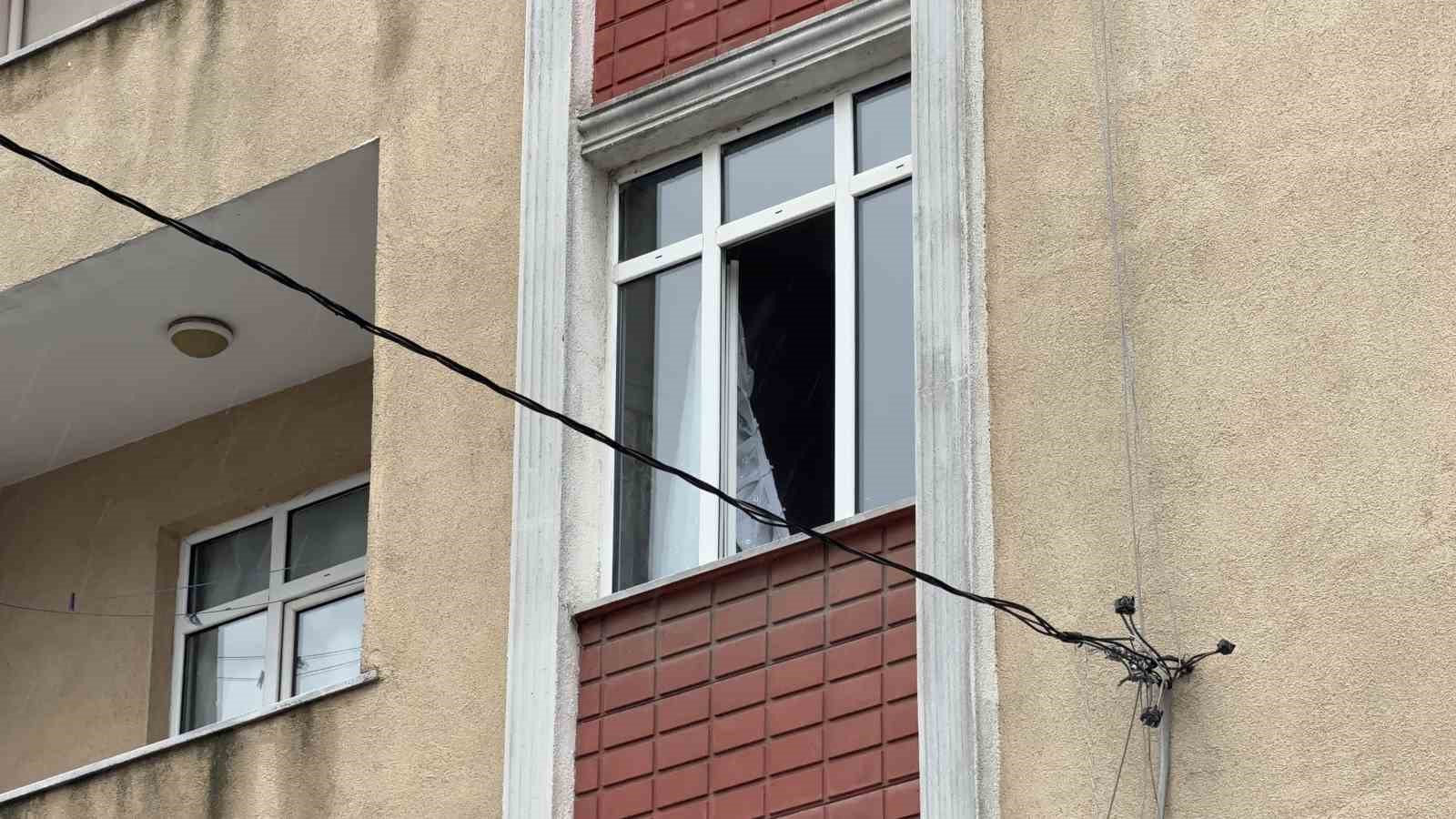 Arnavutköy’de eşini çocuklarının gözü önünde bıçakladı
