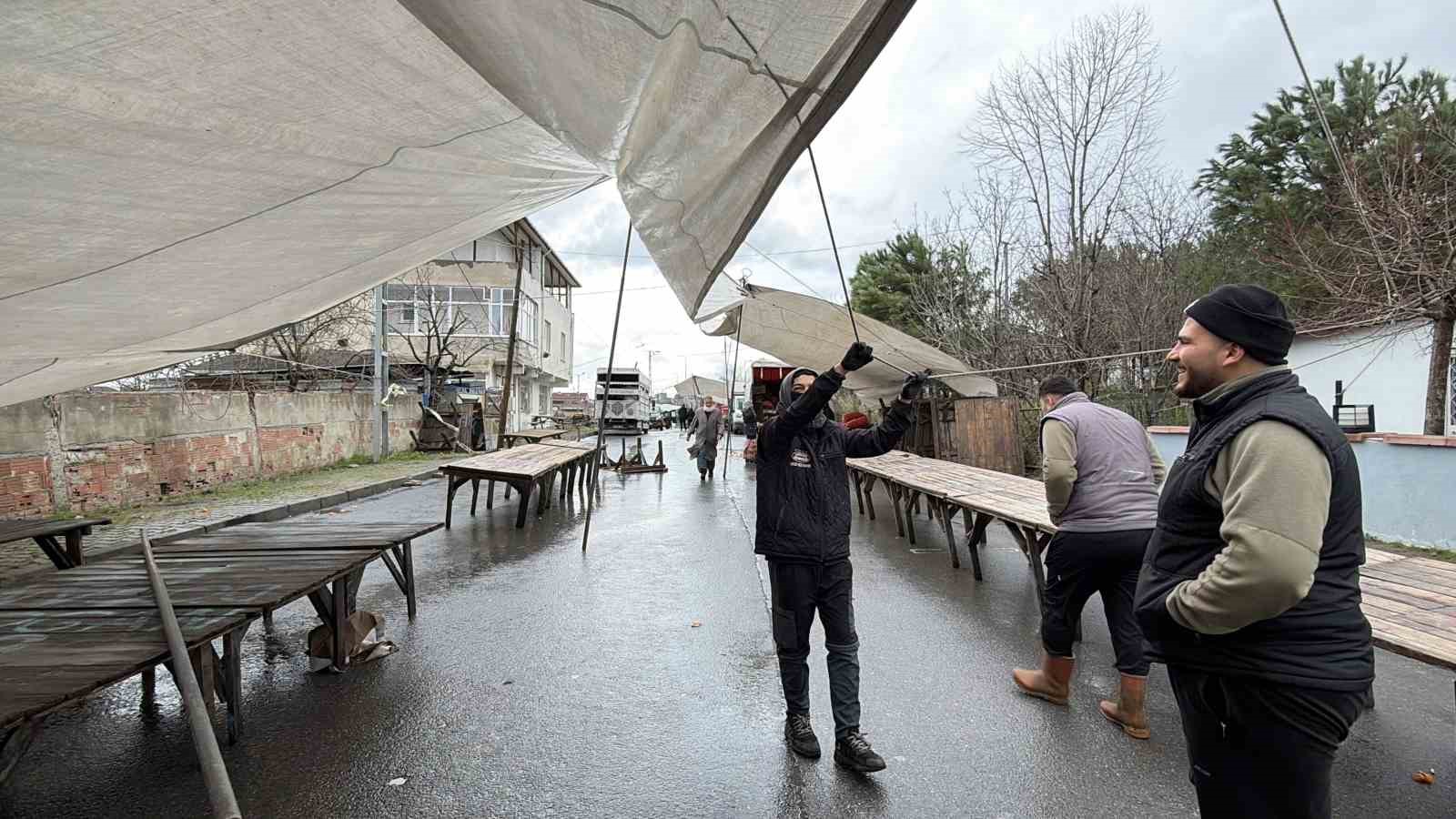 Arnavutköy’de fırtına pazarı vurdu, 08.00’den beri çadırı kuramadılar
