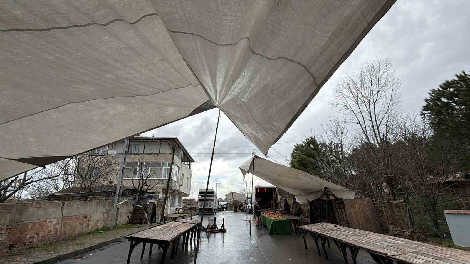 Arnavutköy’de fırtına pazarı vurdu, 08.00’den beri çadırı kuramadılar
