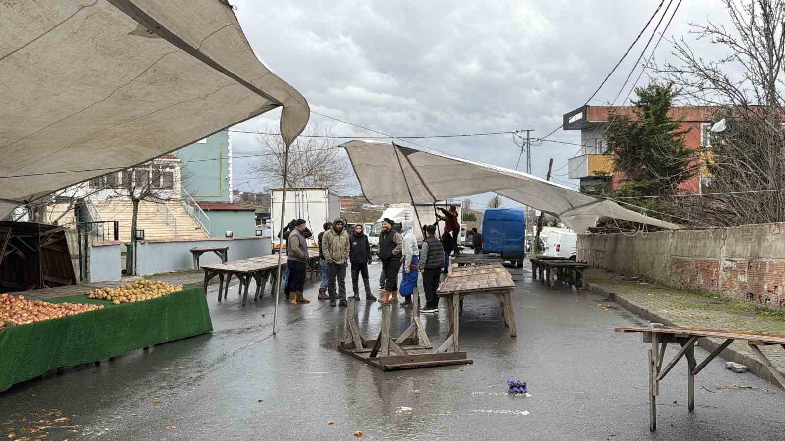 Arnavutköy’de fırtına pazarı vurdu, 08.00’den beri çadırı kuramadılar
