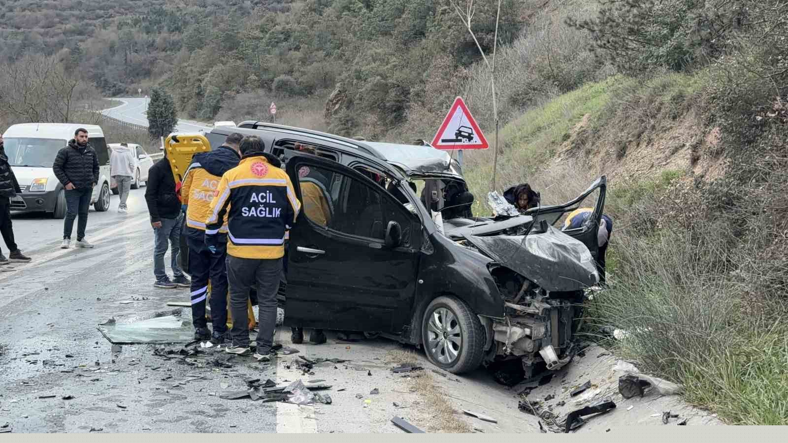 Arnavutköy’de hafif ticari araç ile hafriyat kamyonu çarpıştı: 1 ölü, 2 yaralı
