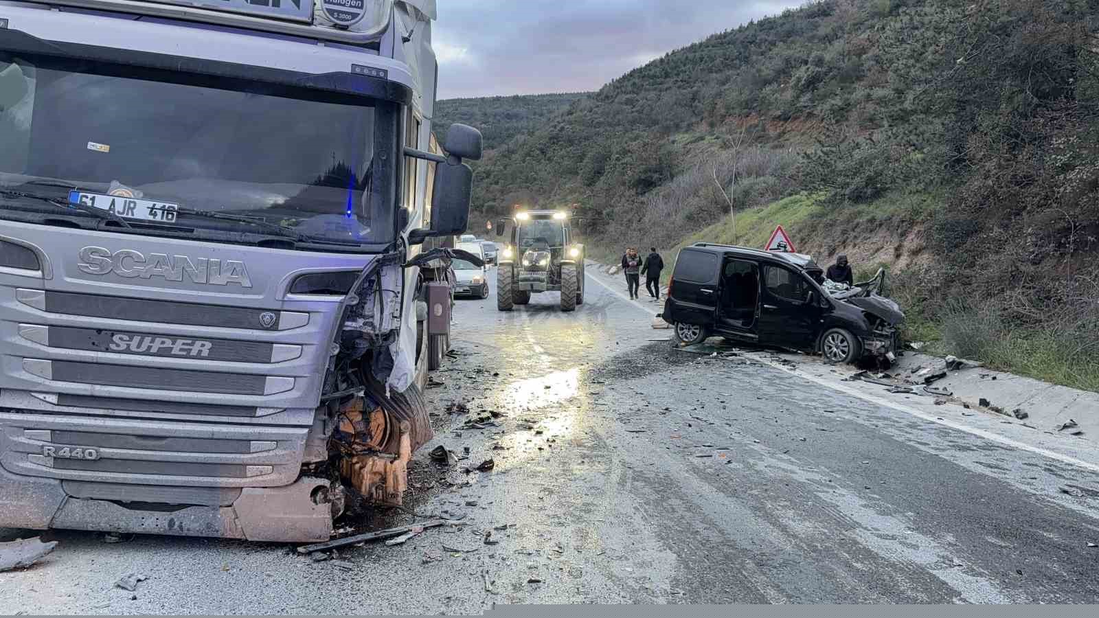 Arnavutköy’de hafif ticari araç ile hafriyat kamyonu çarpıştı: 1 ölü, 2 yaralı
