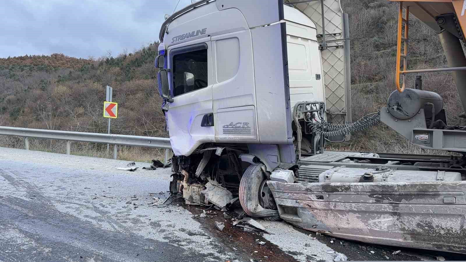 Arnavutköy’de hafif ticari araç ile hafriyat kamyonu çarpıştı: 1 ölü, 2 yaralı
