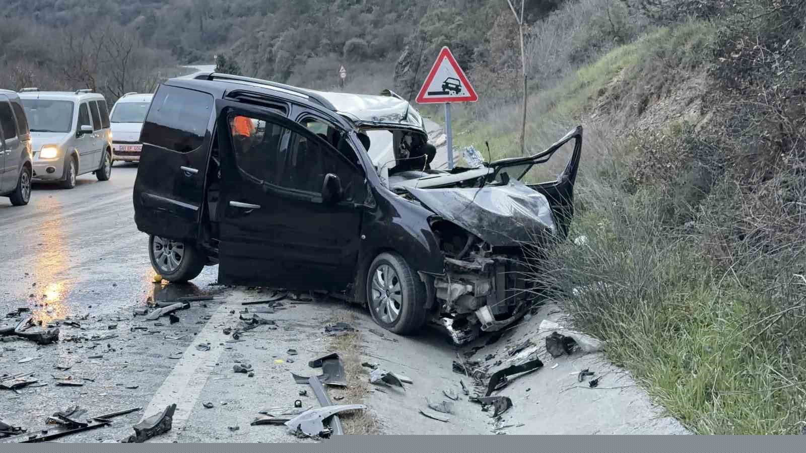Arnavutköy’de hafif ticari araç ile hafriyat kamyonu çarpıştı: 1 ölü, 2 yaralı
