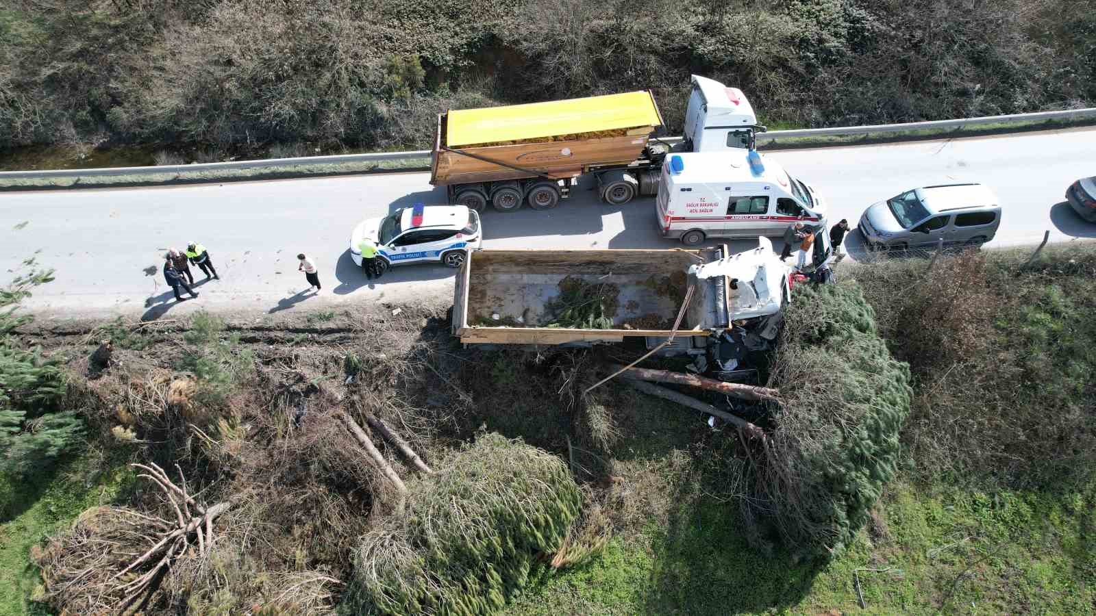 Arnavutköy’de hafriyat kamyonu çayırlık alana uçtu, ağaçların devrildiği alan havadan görüntülendi
