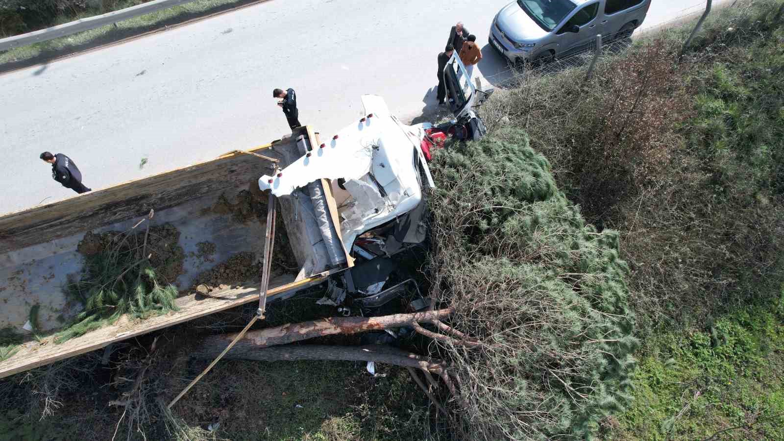 Arnavutköy’de hafriyat kamyonu çayırlık alana uçtu, ağaçların devrildiği alan havadan görüntülendi
