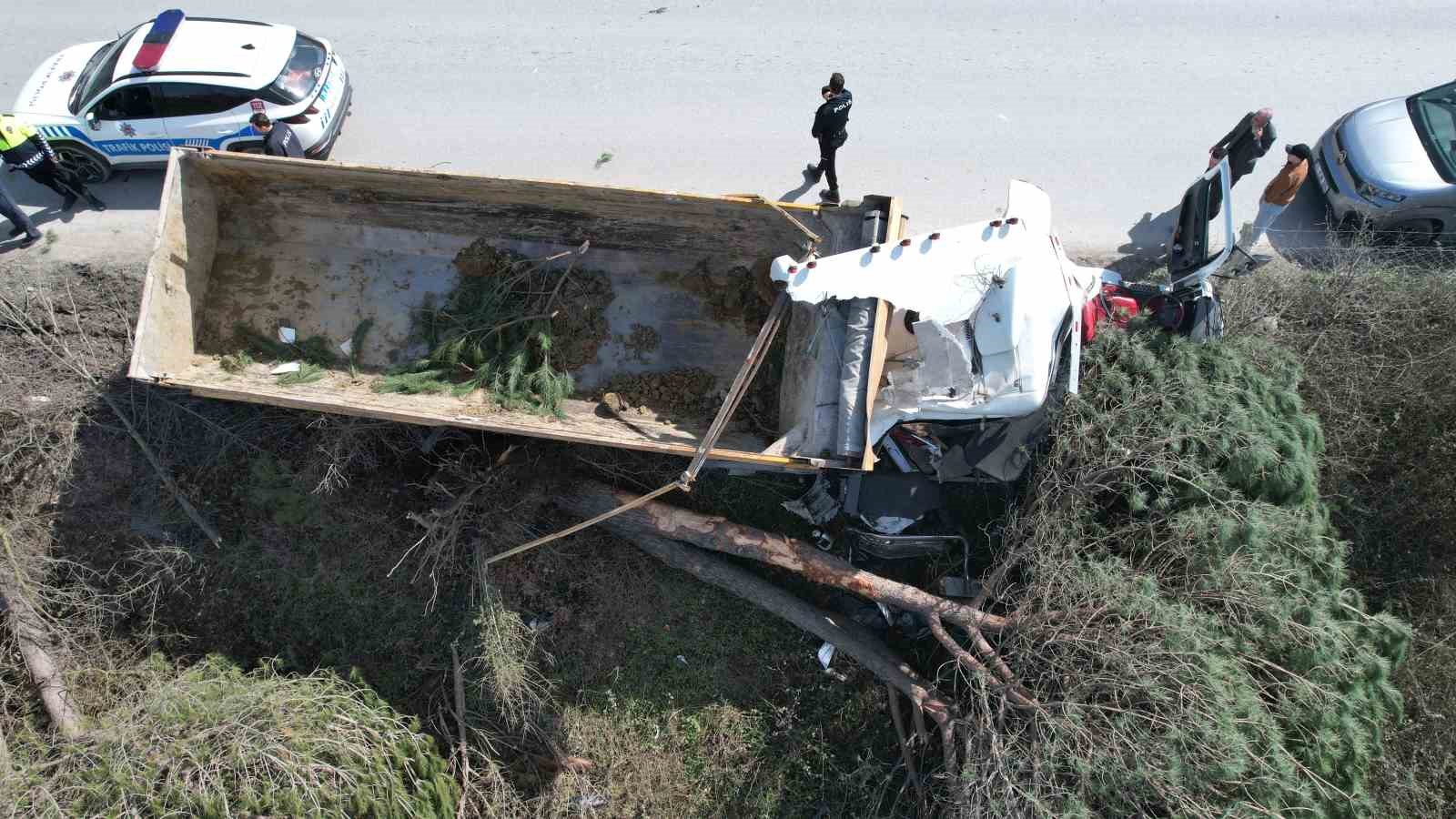 Arnavutköy’de hafriyat kamyonu çayırlık alana uçtu, ağaçların devrildiği alan havadan görüntülendi
