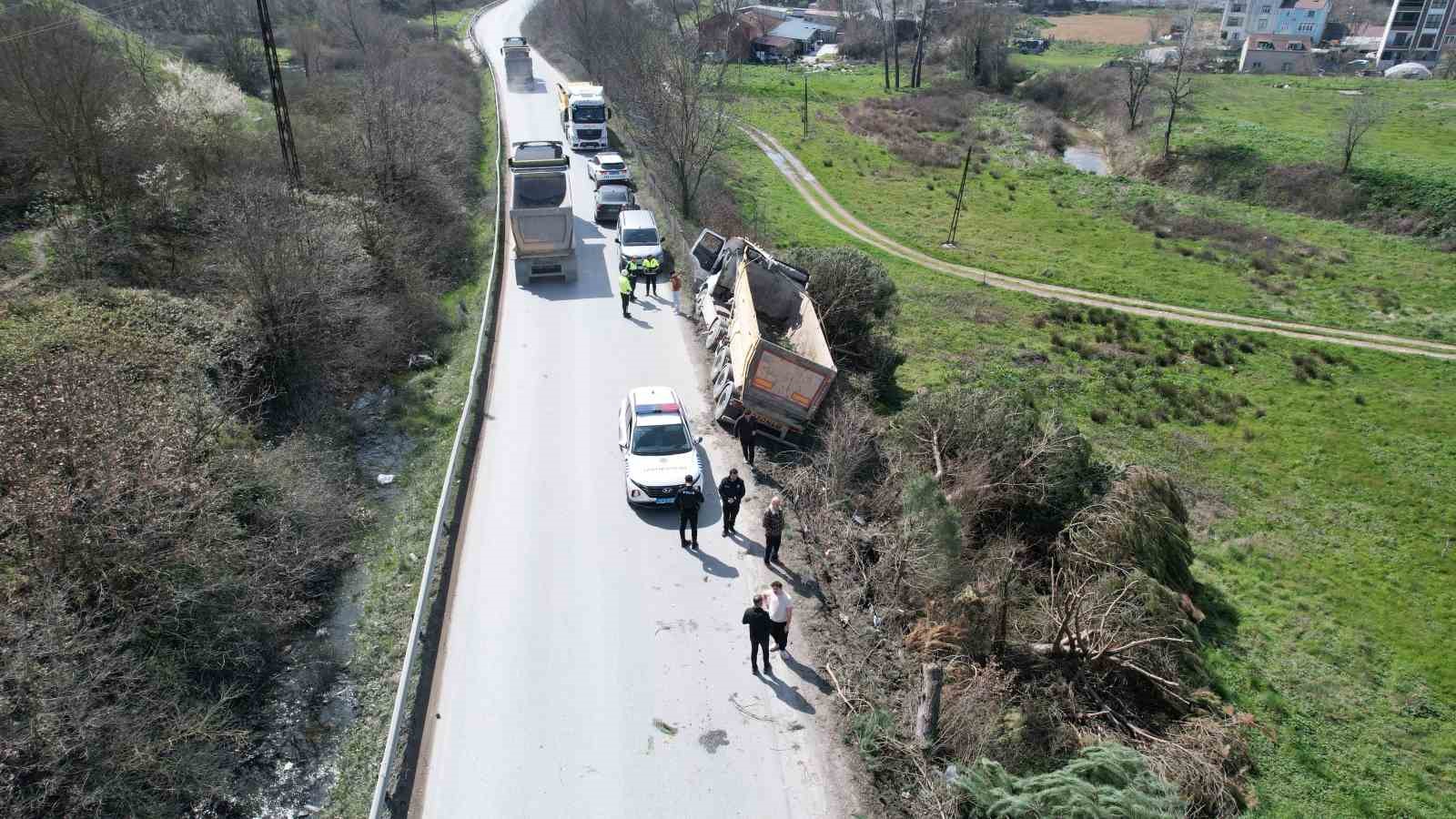 Arnavutköy’de hafriyat kamyonu çayırlık alana uçtu, ağaçların devrildiği alan havadan görüntülendi
