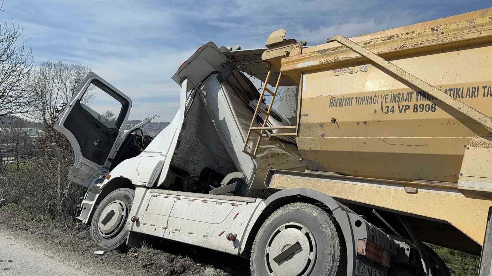 Arnavutköy’de hafriyat kamyonu çayırlık alana uçtu, ağaçların devrildiği alan havadan görüntülendi
