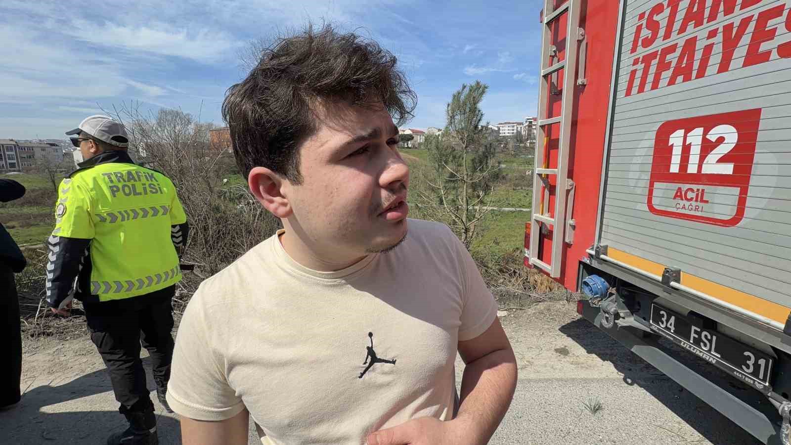 Arnavutköy’de hafriyat kamyonu çayırlık alana uçtu, ağaçların devrildiği alan havadan görüntülendi
